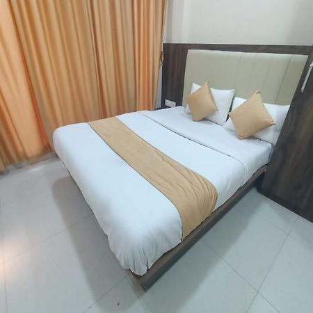 Hotel Om Sai ナビムンバイ エクステリア 写真