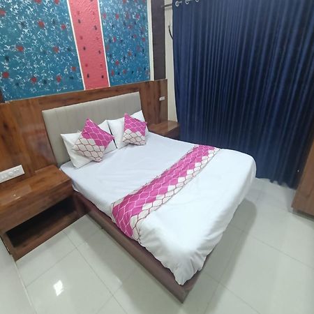 Hotel Om Sai ナビムンバイ エクステリア 写真
