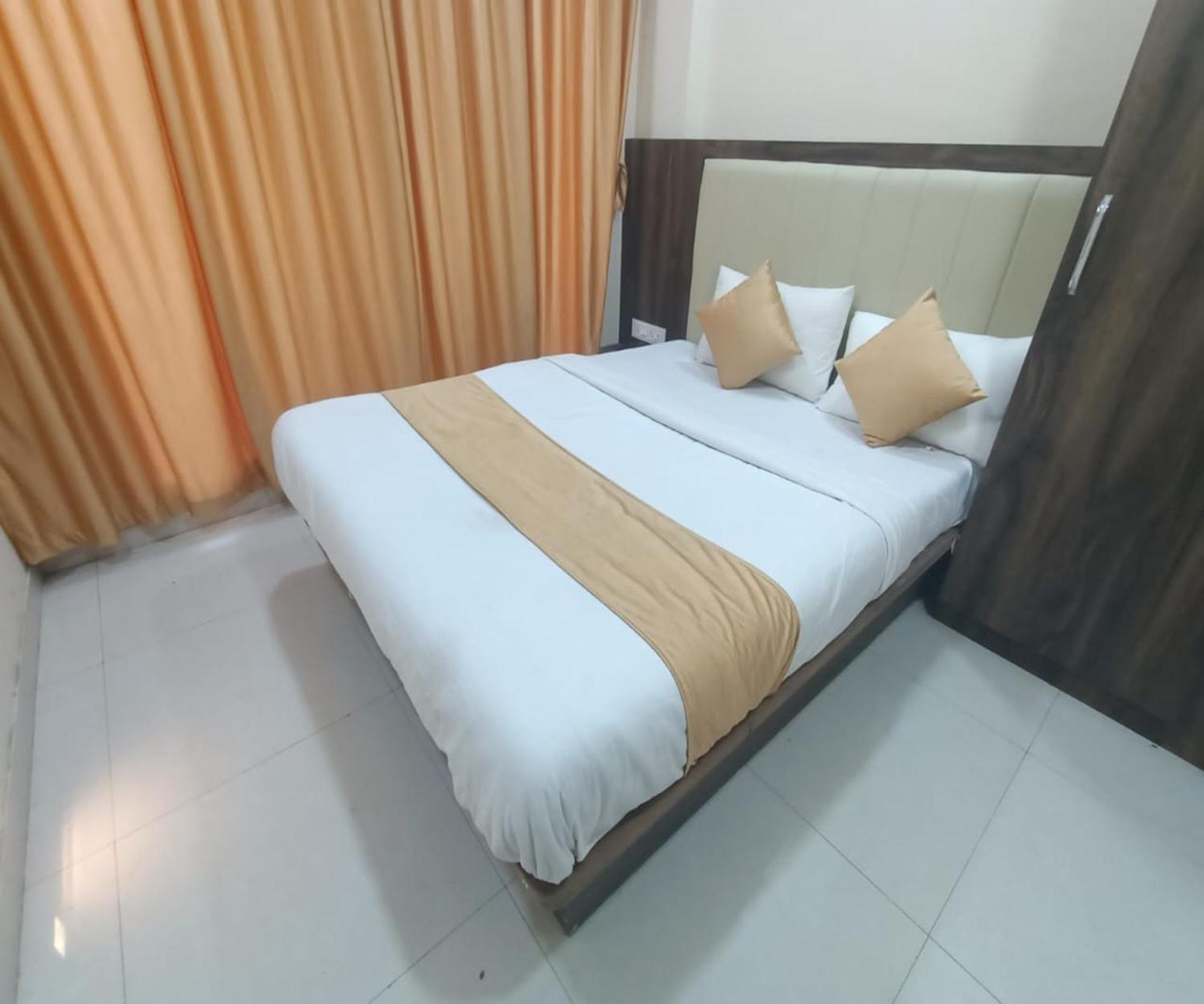 Hotel Om Sai ナビムンバイ エクステリア 写真