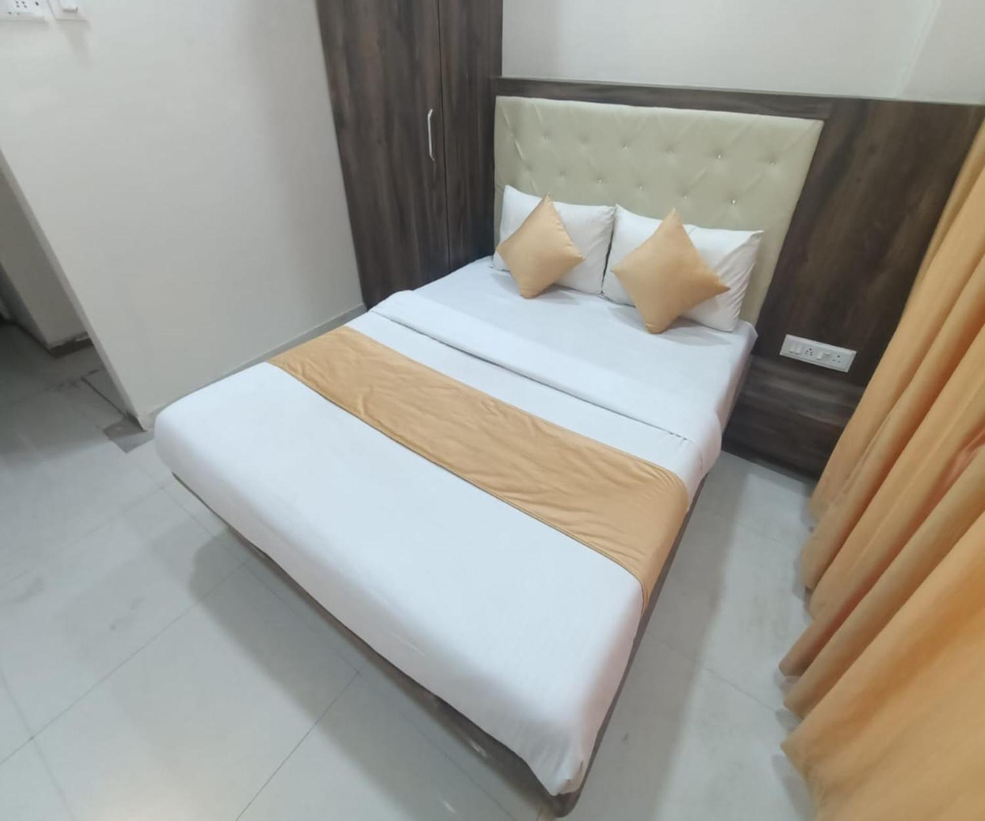 Hotel Om Sai ナビムンバイ エクステリア 写真