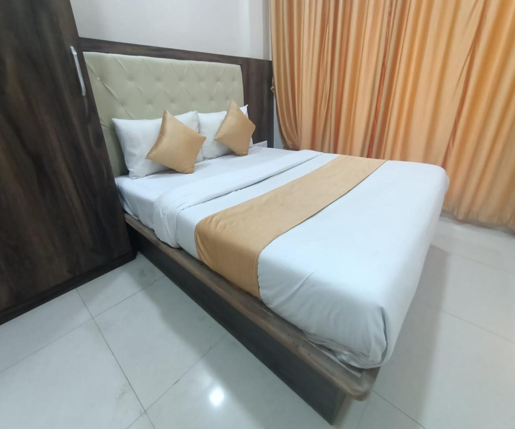 Hotel Om Sai ナビムンバイ エクステリア 写真
