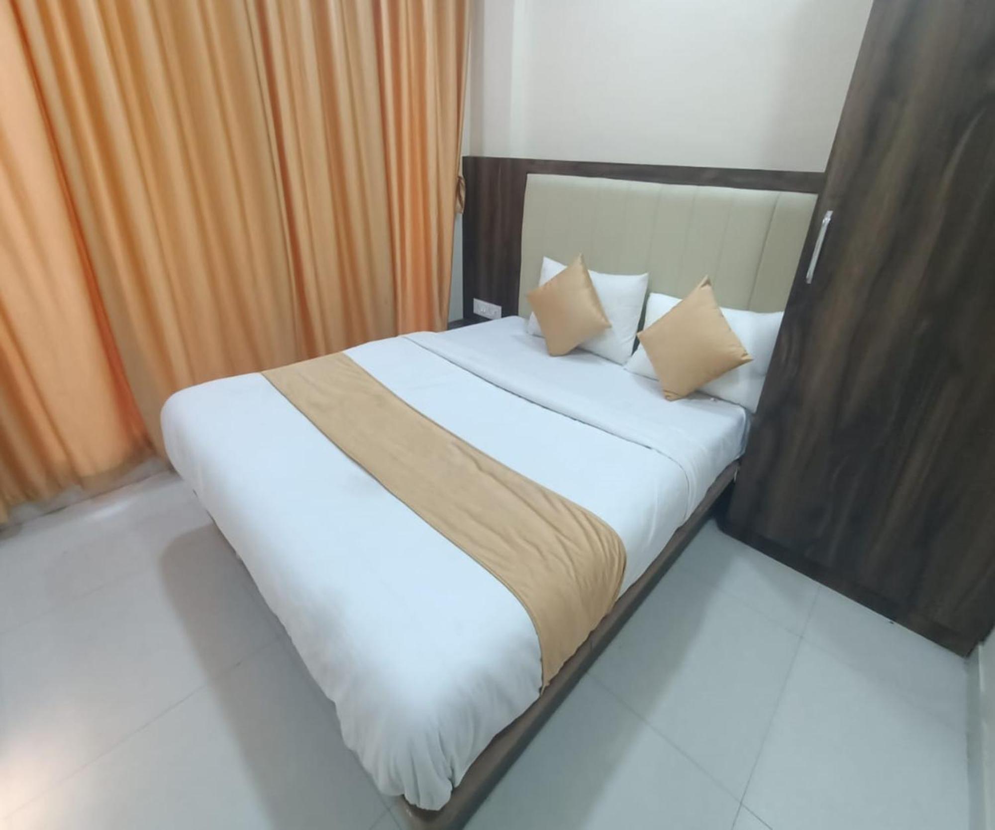 Hotel Om Sai ナビムンバイ エクステリア 写真