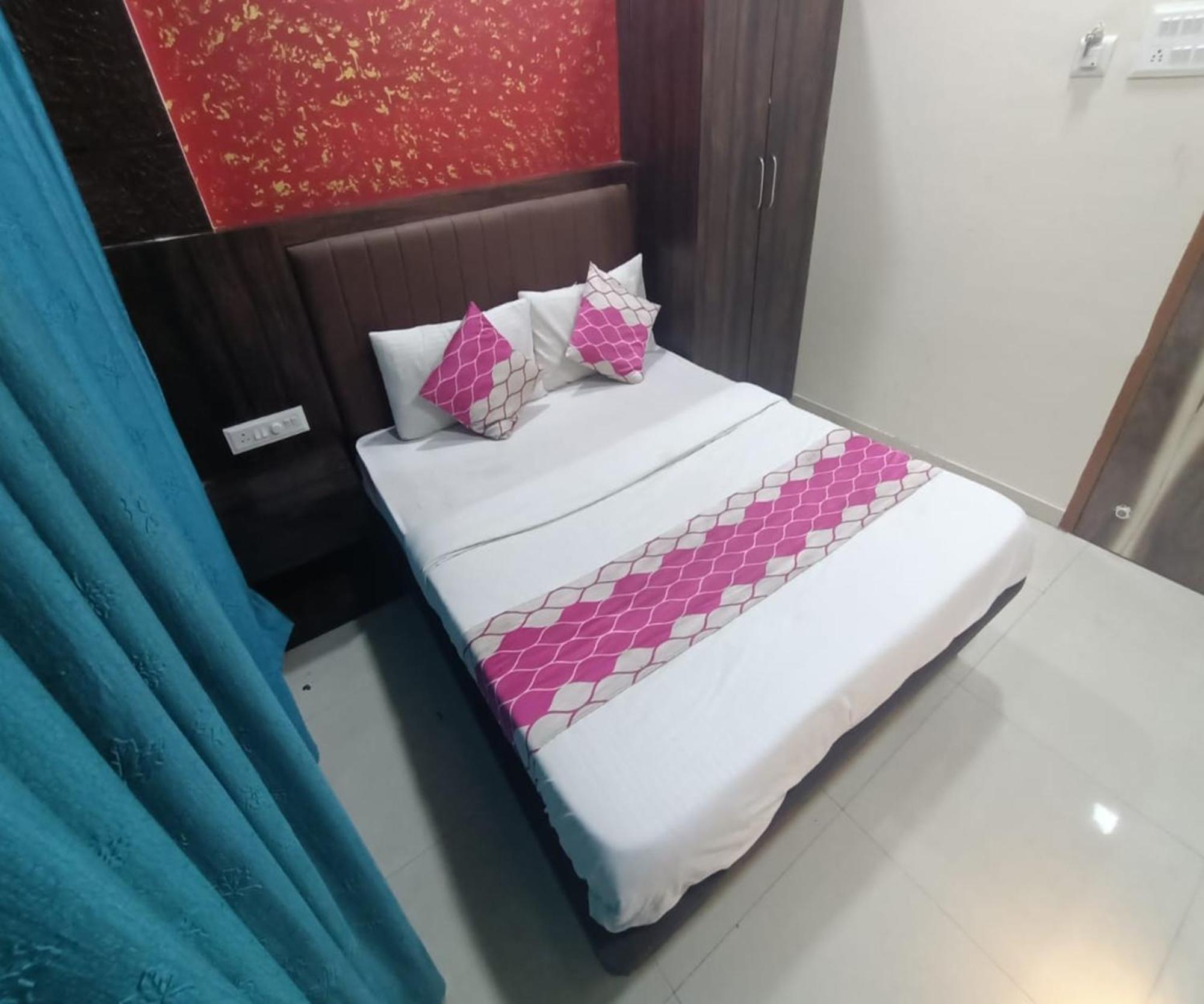 Hotel Om Sai ナビムンバイ エクステリア 写真