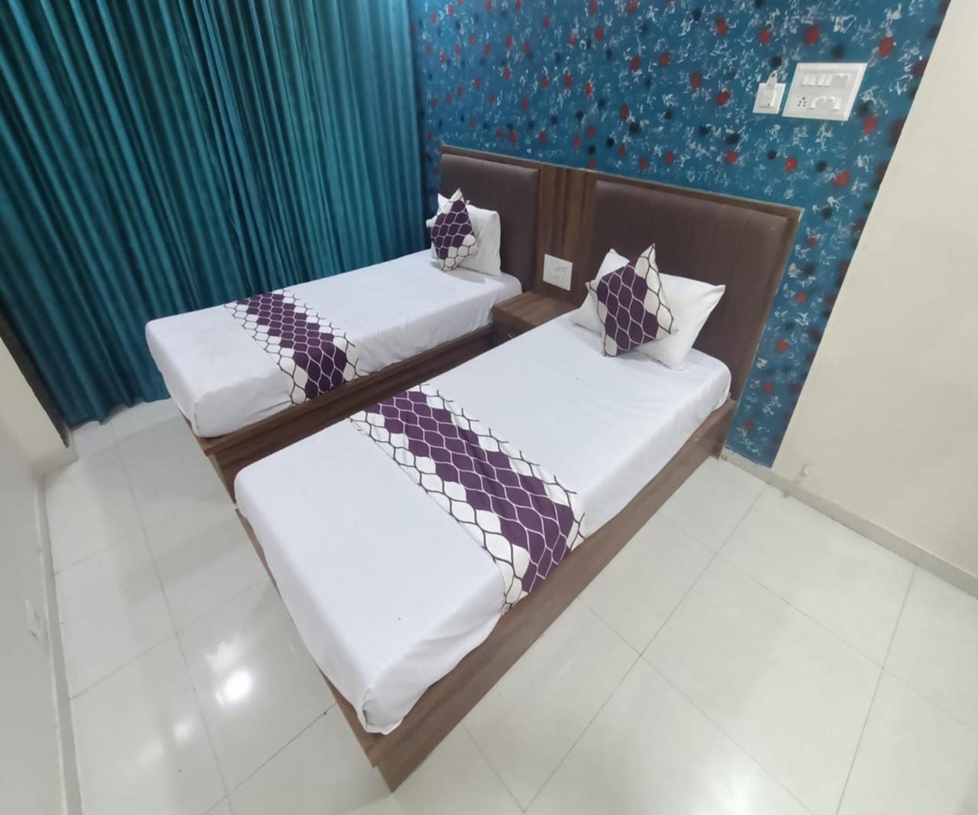 Hotel Om Sai ナビムンバイ エクステリア 写真