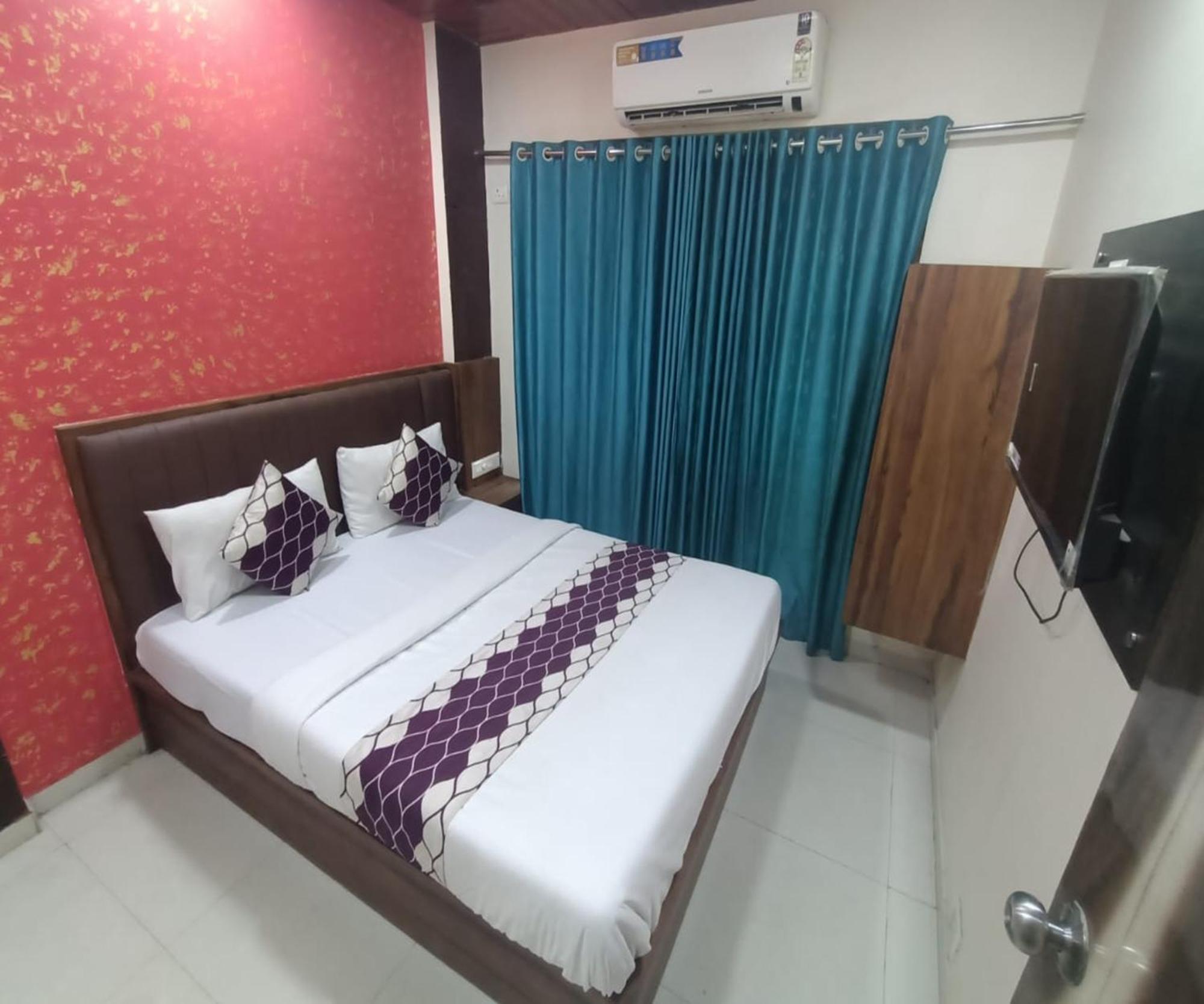 Hotel Om Sai ナビムンバイ エクステリア 写真