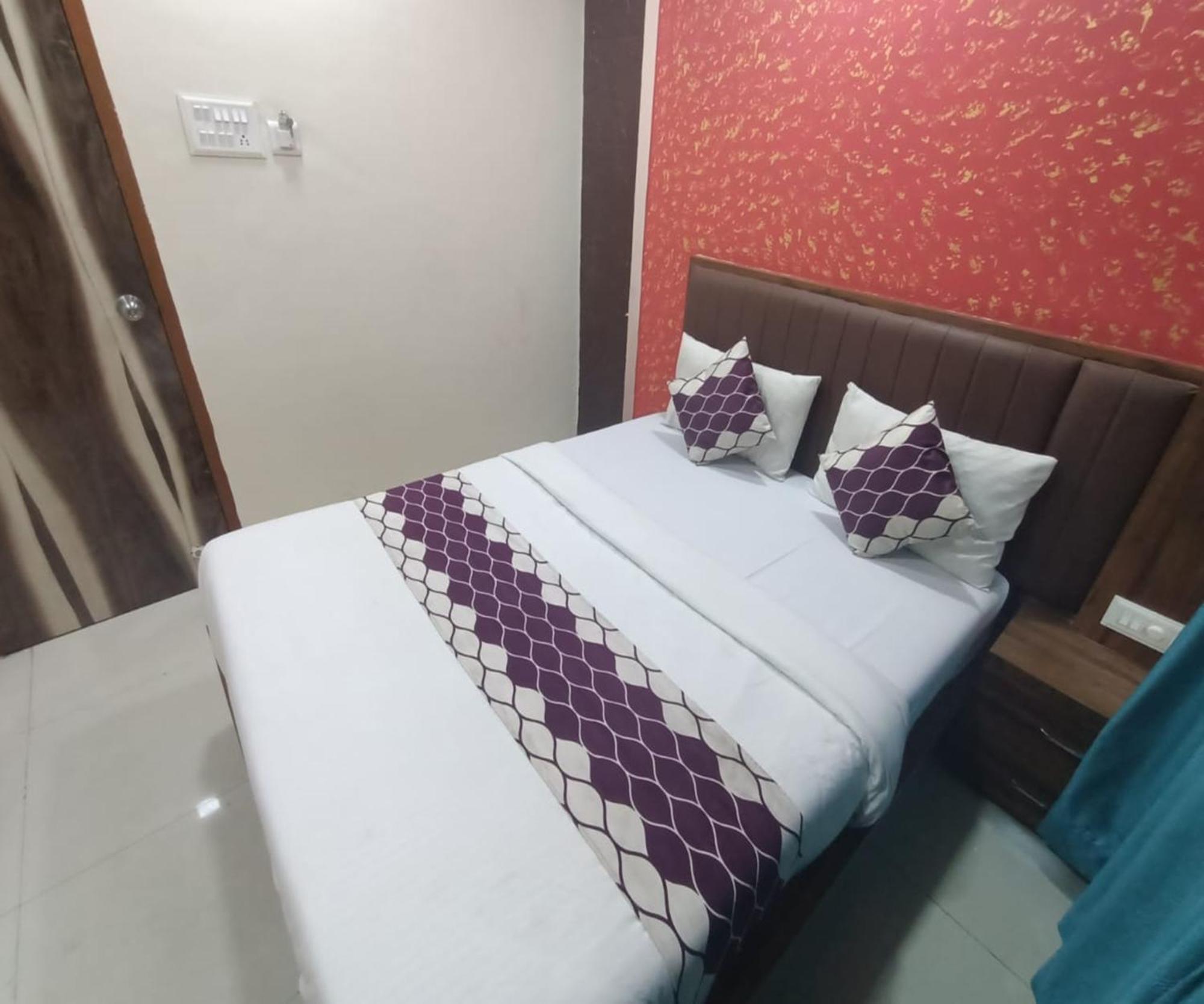 Hotel Om Sai ナビムンバイ エクステリア 写真